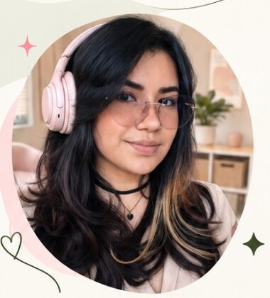 Isabella Amaral usando headphone rosa